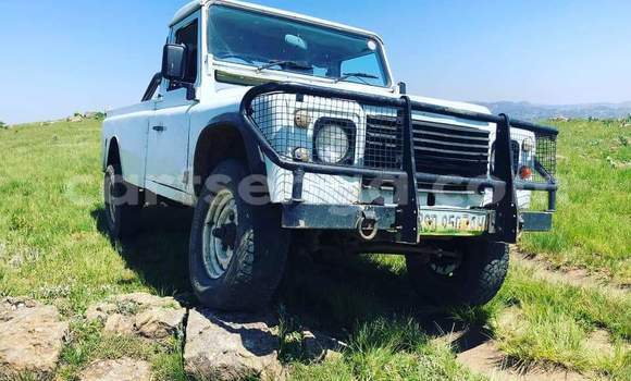 Buy Used Land Rover Defender White Car in Mbabane in Manzini