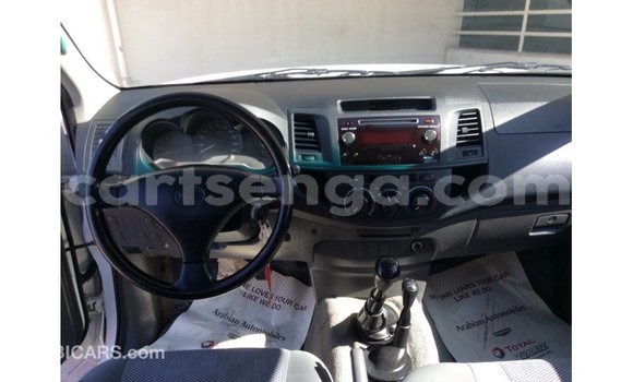 Nunua Imported Toyota Hilux White Gari ndani ya Import - Dubai nchini Hhohho Nunua Imported Toyota Hilux White Gari ndani ya Import - Dubai nchini Hhohho