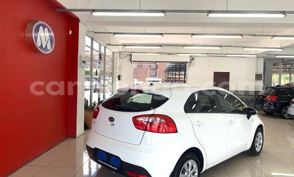 Nunua Ilio tumika Kia Rio White Gari ndani ya Ezulwini nchini Hhohho Nunua Ilio tumika Kia Rio White Gari ndani ya Ezulwini nchini Hhohho