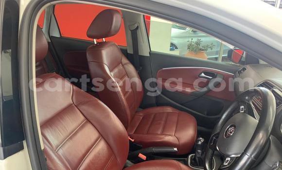 Nunua Ilio tumika Volkswagen Polo White Gari ndani ya Ezulwini nchini Hhohho Nunua Ilio tumika Volkswagen Polo White Gari ndani ya Ezulwini nchini Hhohho