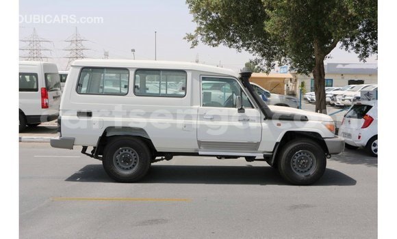 Acheter Import Voiture Toyota Land Cruiser Blanc à Import - Dubai, Hhohho Acheter Import Voiture Toyota Land Cruiser Blanc à Import - Dubai, Hhohho
