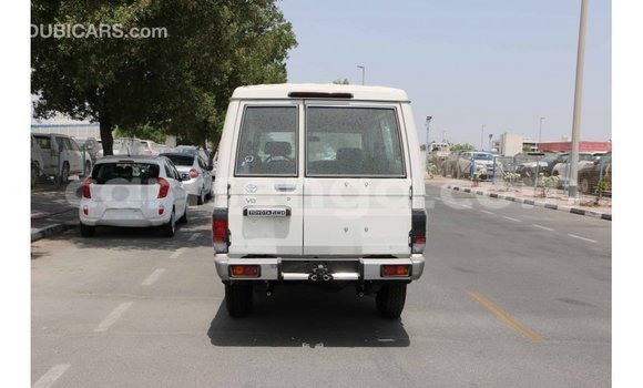 Acheter Import Voiture Toyota Land Cruiser Blanc à Import - Dubai, Hhohho Acheter Import Voiture Toyota Land Cruiser Blanc à Import - Dubai, Hhohho