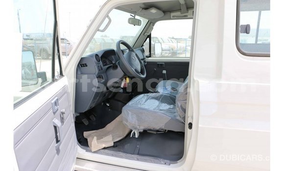 Acheter Import Voiture Toyota Land Cruiser Blanc à Import - Dubai, Hhohho Acheter Import Voiture Toyota Land Cruiser Blanc à Import - Dubai, Hhohho