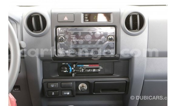 Acheter Import Voiture Toyota Land Cruiser Blanc à Import - Dubai, Hhohho Acheter Import Voiture Toyota Land Cruiser Blanc à Import - Dubai, Hhohho