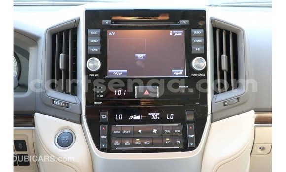 Acheter Import Voiture Toyota Land Cruiser Blanc à Import - Dubai, Hhohho Acheter Import Voiture Toyota Land Cruiser Blanc à Import - Dubai, Hhohho