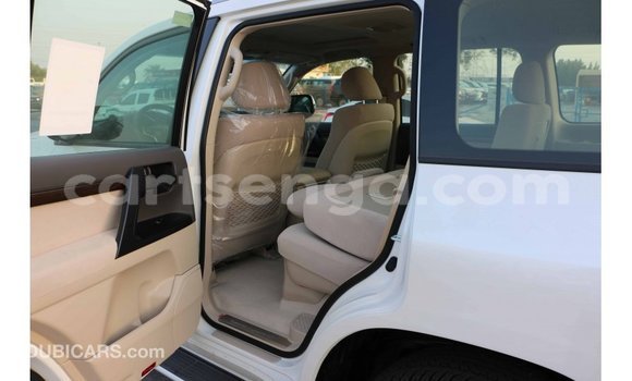 Acheter Import Voiture Toyota Land Cruiser Blanc à Import - Dubai, Hhohho Acheter Import Voiture Toyota Land Cruiser Blanc à Import - Dubai, Hhohho