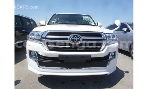 Acheter Import Voiture Toyota Land Cruiser Blanc à Import - Dubai, Hhohho Acheter Import Voiture Toyota Land Cruiser Blanc à Import - Dubai, Hhohho