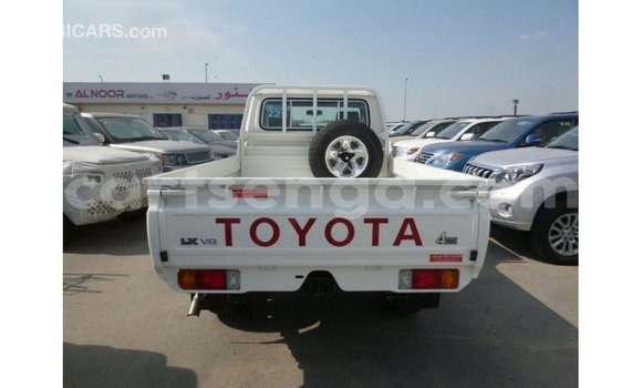 Acheter Import Voiture Toyota Land Cruiser Blanc à Import - Dubai, Hhohho Acheter Import Voiture Toyota Land Cruiser Blanc à Import - Dubai, Hhohho