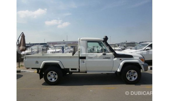Acheter Import Voiture Toyota Land Cruiser Blanc à Import - Dubai, Hhohho Acheter Import Voiture Toyota Land Cruiser Blanc à Import - Dubai, Hhohho