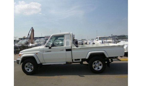 Acheter Import Voiture Toyota Land Cruiser Blanc à Import - Dubai, Hhohho Acheter Import Voiture Toyota Land Cruiser Blanc à Import - Dubai, Hhohho