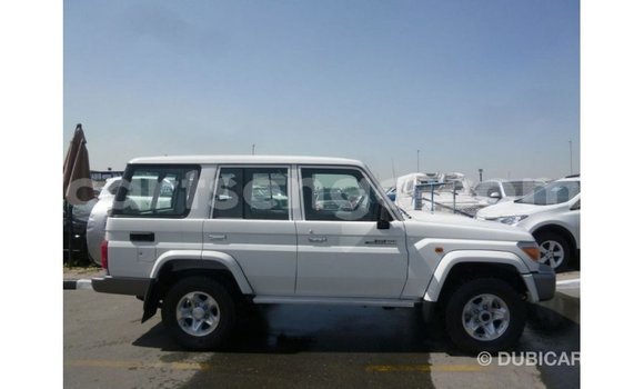 Acheter Import Voiture Toyota Land Cruiser Blanc à Import - Dubai, Hhohho Acheter Import Voiture Toyota Land Cruiser Blanc à Import - Dubai, Hhohho