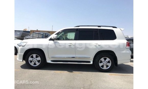 Acheter Import Voiture Toyota Land Cruiser Blanc à Import - Dubai, Hhohho Acheter Import Voiture Toyota Land Cruiser Blanc à Import - Dubai, Hhohho