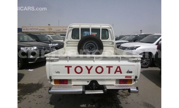 Acheter Import Voiture Toyota Land Cruiser Blanc à Import - Dubai, Hhohho Acheter Import Voiture Toyota Land Cruiser Blanc à Import - Dubai, Hhohho