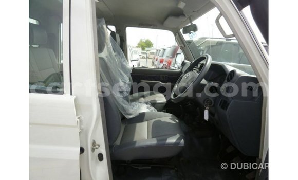Acheter Import Voiture Toyota Land Cruiser Blanc à Import - Dubai, Hhohho Acheter Import Voiture Toyota Land Cruiser Blanc à Import - Dubai, Hhohho