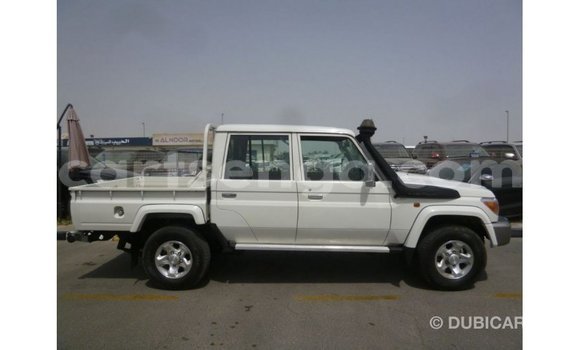 Acheter Import Voiture Toyota Land Cruiser Blanc à Import - Dubai, Hhohho Acheter Import Voiture Toyota Land Cruiser Blanc à Import - Dubai, Hhohho