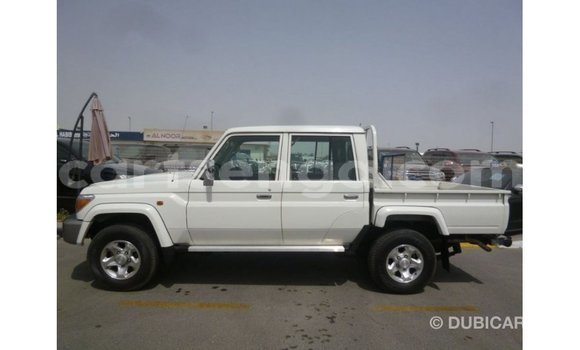 Acheter Import Voiture Toyota Land Cruiser Blanc à Import - Dubai, Hhohho Acheter Import Voiture Toyota Land Cruiser Blanc à Import - Dubai, Hhohho