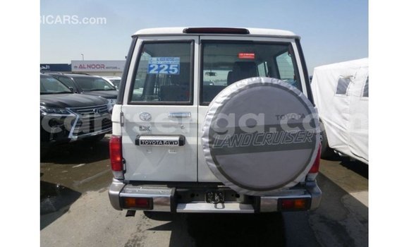 Nunua Imported Toyota Land Cruiser White Gari ndani ya Import - Dubai nchini Hhohho Nunua Imported Toyota Land Cruiser White Gari ndani ya Import - Dubai nchini Hhohho