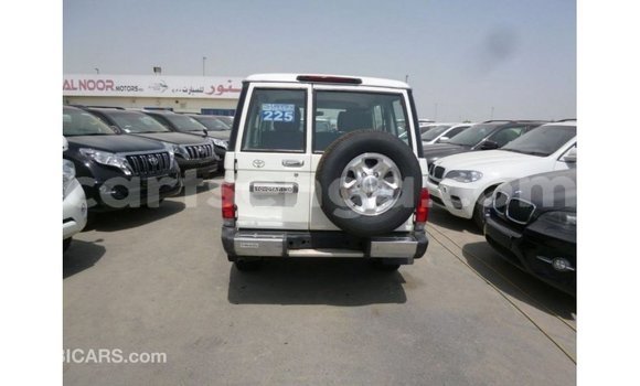Acheter Import Voiture Toyota Land Cruiser Blanc à Import - Dubai, Hhohho Acheter Import Voiture Toyota Land Cruiser Blanc à Import - Dubai, Hhohho