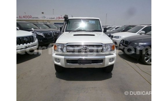 Acheter Import Voiture Toyota Land Cruiser Blanc à Import - Dubai, Hhohho Acheter Import Voiture Toyota Land Cruiser Blanc à Import - Dubai, Hhohho