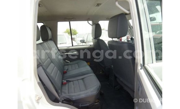 Acheter Import Voiture Toyota Land Cruiser Blanc à Import - Dubai, Hhohho Acheter Import Voiture Toyota Land Cruiser Blanc à Import - Dubai, Hhohho