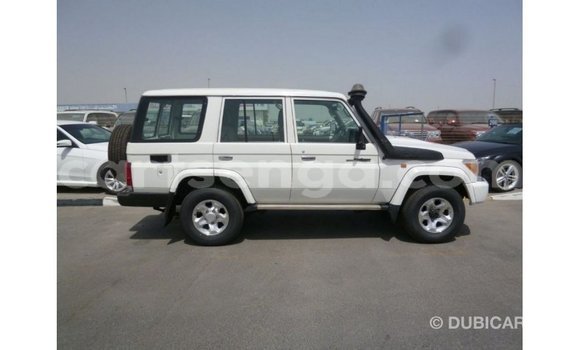 Acheter Import Voiture Toyota Land Cruiser Blanc à Import - Dubai, Hhohho Acheter Import Voiture Toyota Land Cruiser Blanc à Import - Dubai, Hhohho