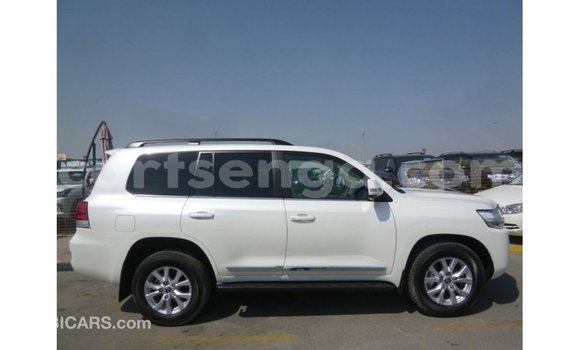 Acheter Import Voiture Toyota Land Cruiser Blanc à Import - Dubai, Hhohho Acheter Import Voiture Toyota Land Cruiser Blanc à Import - Dubai, Hhohho