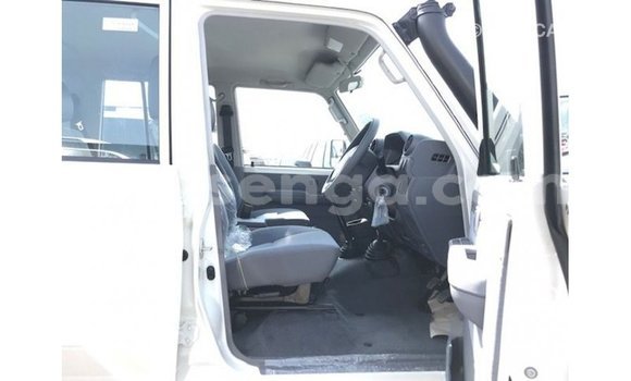 Nunua Imported Toyota Land Cruiser White Gari ndani ya Import - Dubai nchini Hhohho Nunua Imported Toyota Land Cruiser White Gari ndani ya Import - Dubai nchini Hhohho