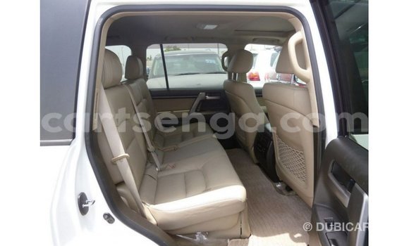 Acheter Import Voiture Toyota Land Cruiser Blanc à Import - Dubai, Hhohho Acheter Import Voiture Toyota Land Cruiser Blanc à Import - Dubai, Hhohho