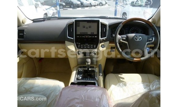 Acheter Import Voiture Toyota Land Cruiser Blanc à Import - Dubai, Hhohho Acheter Import Voiture Toyota Land Cruiser Blanc à Import - Dubai, Hhohho
