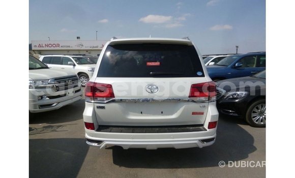 Acheter Import Voiture Toyota Land Cruiser Blanc à Import - Dubai, Hhohho Acheter Import Voiture Toyota Land Cruiser Blanc à Import - Dubai, Hhohho