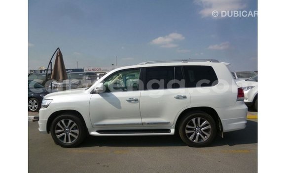 Acheter Import Voiture Toyota Land Cruiser Blanc à Import - Dubai, Hhohho Acheter Import Voiture Toyota Land Cruiser Blanc à Import - Dubai, Hhohho