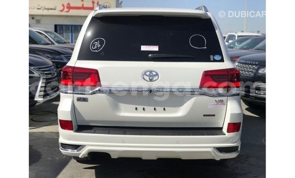 Acheter Import Voiture Toyota Land Cruiser Blanc à Import - Dubai, Hhohho Acheter Import Voiture Toyota Land Cruiser Blanc à Import - Dubai, Hhohho
