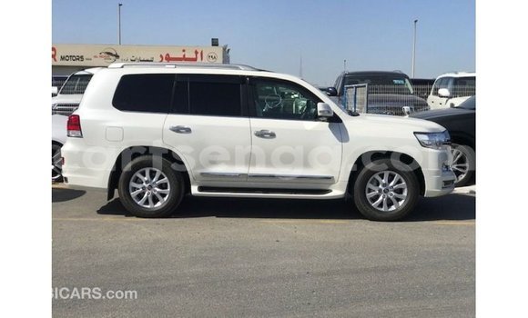 Acheter Import Voiture Toyota Land Cruiser Blanc à Import - Dubai, Hhohho Acheter Import Voiture Toyota Land Cruiser Blanc à Import - Dubai, Hhohho
