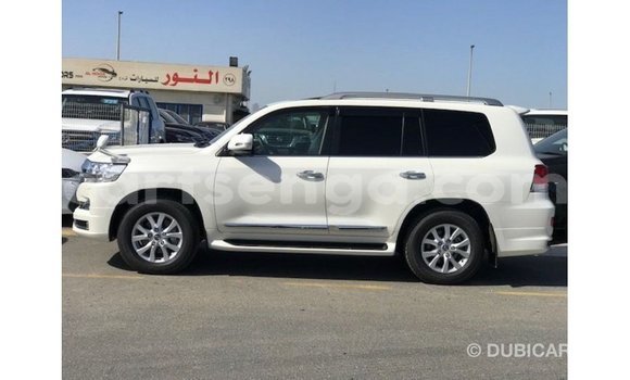 Acheter Import Voiture Toyota Land Cruiser Blanc à Import - Dubai, Hhohho Acheter Import Voiture Toyota Land Cruiser Blanc à Import - Dubai, Hhohho