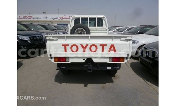 Acheter Import Voiture Toyota Land Cruiser Blanc à Import - Dubai, Hhohho Acheter Import Voiture Toyota Land Cruiser Blanc à Import - Dubai, Hhohho