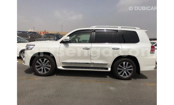 Acheter Import Voiture Toyota Land Cruiser Blanc à Import - Dubai, Hhohho Acheter Import Voiture Toyota Land Cruiser Blanc à Import - Dubai, Hhohho