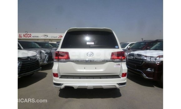 Acheter Import Voiture Toyota Land Cruiser Blanc à Import - Dubai, Hhohho Acheter Import Voiture Toyota Land Cruiser Blanc à Import - Dubai, Hhohho