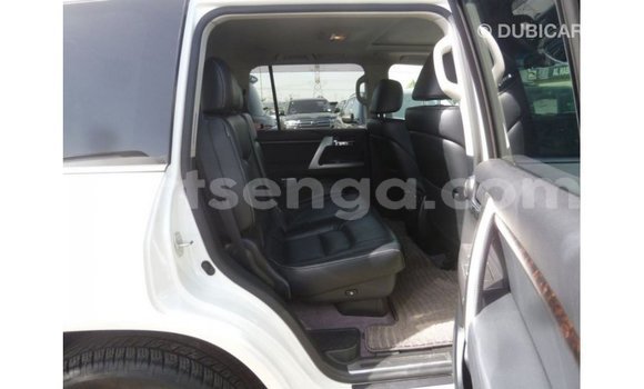 Acheter Import Voiture Toyota Land Cruiser Blanc à Import - Dubai, Hhohho Acheter Import Voiture Toyota Land Cruiser Blanc à Import - Dubai, Hhohho