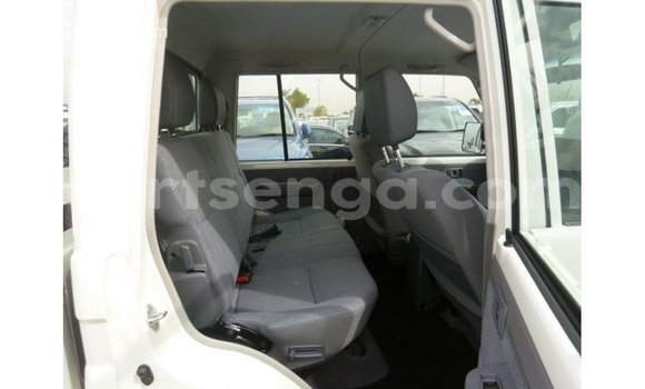 Acheter Import Voiture Toyota Land Cruiser Blanc à Import - Dubai, Hhohho Acheter Import Voiture Toyota Land Cruiser Blanc à Import - Dubai, Hhohho