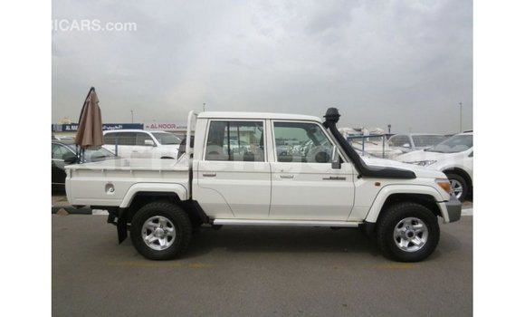 Acheter Import Voiture Toyota Land Cruiser Blanc à Import - Dubai, Hhohho Acheter Import Voiture Toyota Land Cruiser Blanc à Import - Dubai, Hhohho