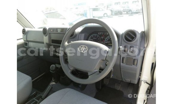 Acheter Import Voiture Toyota Land Cruiser Blanc à Import - Dubai, Hhohho Acheter Import Voiture Toyota Land Cruiser Blanc à Import - Dubai, Hhohho