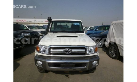 Acheter Import Voiture Toyota Land Cruiser Blanc à Import - Dubai, Hhohho Acheter Import Voiture Toyota Land Cruiser Blanc à Import - Dubai, Hhohho