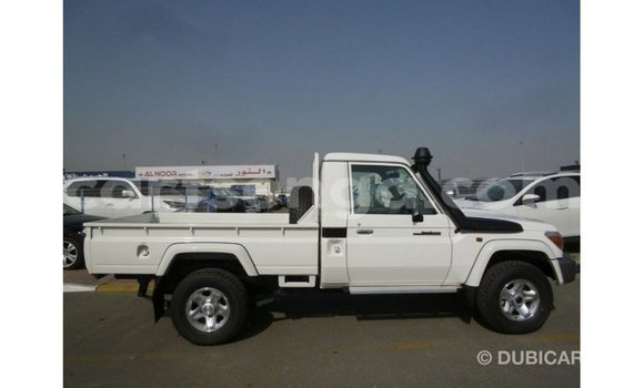 Acheter Import Voiture Toyota Land Cruiser Blanc à Import - Dubai, Hhohho Acheter Import Voiture Toyota Land Cruiser Blanc à Import - Dubai, Hhohho