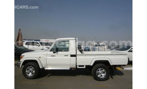 Acheter Import Voiture Toyota Land Cruiser Blanc à Import - Dubai, Hhohho Acheter Import Voiture Toyota Land Cruiser Blanc à Import - Dubai, Hhohho
