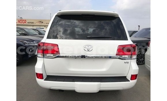Acheter Import Voiture Toyota Land Cruiser Blanc à Import - Dubai, Hhohho Acheter Import Voiture Toyota Land Cruiser Blanc à Import - Dubai, Hhohho