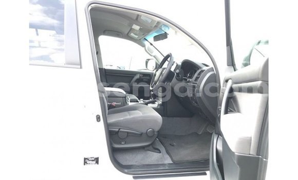 Acheter Import Voiture Toyota Land Cruiser Blanc à Import - Dubai, Hhohho Acheter Import Voiture Toyota Land Cruiser Blanc à Import - Dubai, Hhohho