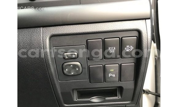 Acheter Import Voiture Toyota Land Cruiser Blanc à Import - Dubai, Hhohho Acheter Import Voiture Toyota Land Cruiser Blanc à Import - Dubai, Hhohho