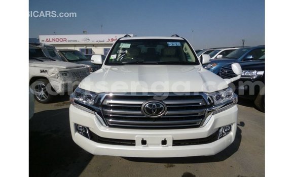 Acheter Import Voiture Toyota Land Cruiser Blanc à Import - Dubai, Hhohho Acheter Import Voiture Toyota Land Cruiser Blanc à Import - Dubai, Hhohho
