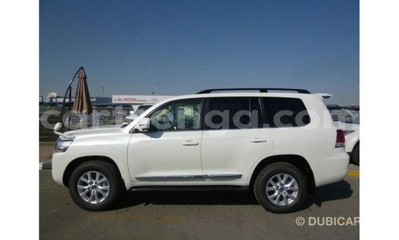 Acheter Import Voiture Toyota Land Cruiser Blanc à Import - Dubai, Hhohho Acheter Import Voiture Toyota Land Cruiser Blanc à Import - Dubai, Hhohho