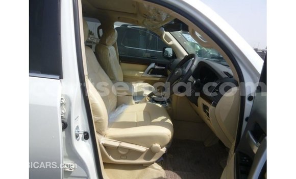 Acheter Import Voiture Toyota Land Cruiser Blanc à Import - Dubai, Hhohho Acheter Import Voiture Toyota Land Cruiser Blanc à Import - Dubai, Hhohho